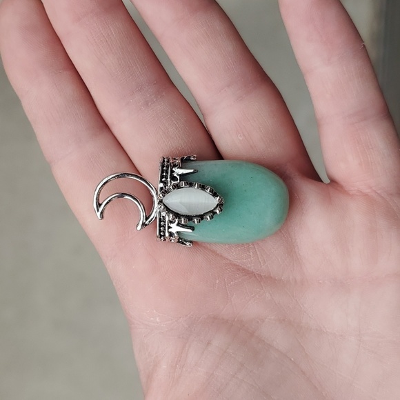 New Silver Wrapped White Cat Eye Green Aventurine Crescent Moon Magic Pendant. - Picture 7 of 7